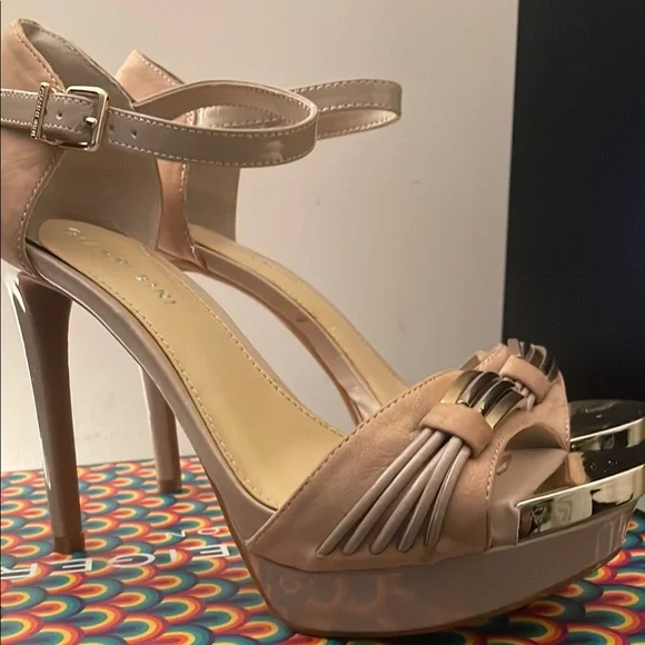 Gianni Bini Women's Tan Heels - Picture 2 of 8